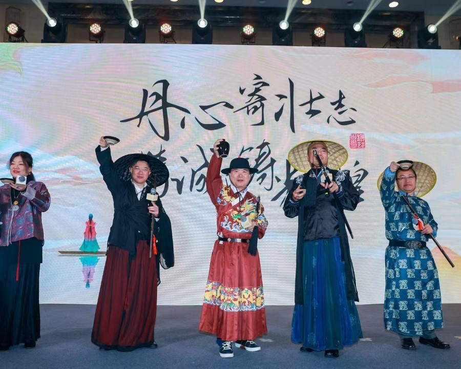 丹心寄壮志，精诚铸辉煌